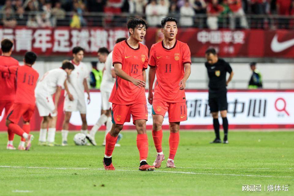 28岁英格兰国脚中卫成香饽饽，遭欧洲4大豪强哄抢，米兰着急卖人