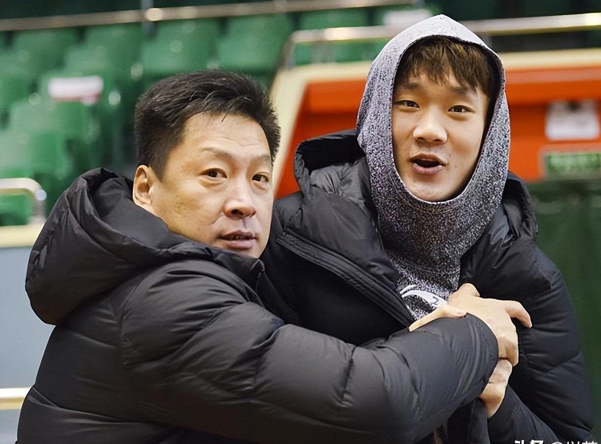 黄健翔暗讽董路:不可能永远欺骗所有人!董路回应:口贩子 可笑
